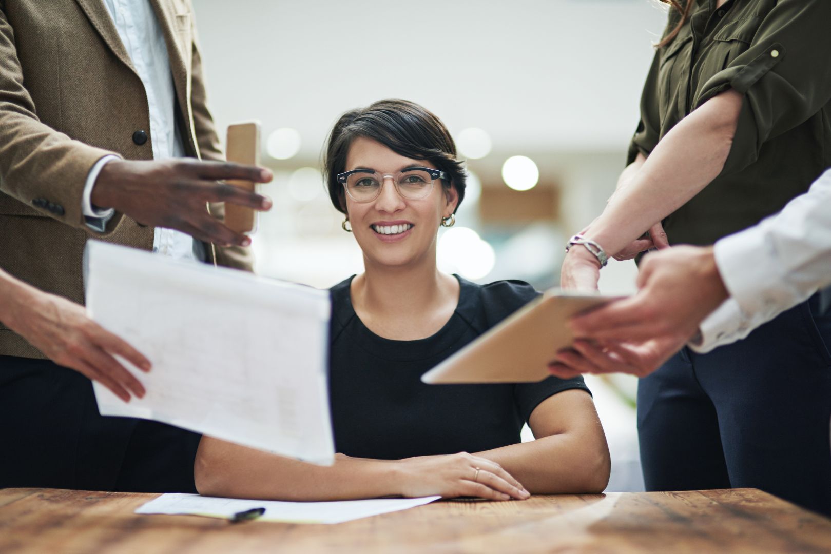 Une femme garde son calme face à de nombreuses sollicitations au travail