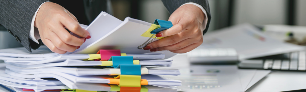 Une personne organise des feuilles par catégories